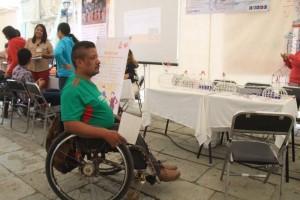 Se entregaron 126 cheques para que se adquieran bastones, sillas de ruedas, plantillas ortop�dicas, 