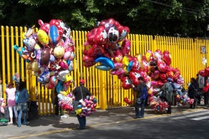 Los obsequios que m�s se entregan en este d�a son chocolates y dulces, flores, tarjetas impresas glo