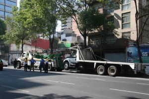En la calle Mississipi acudieron a retirar un cami�n de volteo.