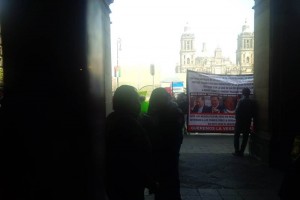 Comerciantes frente al Antiguo Palacio del Ayuntamiento, en mitin por espacios en plaza mariana.