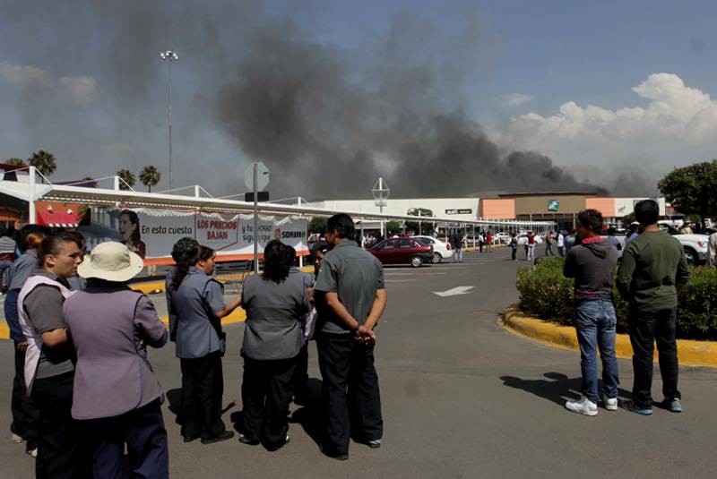 El Universal - DF - Controlan 95% del incendio en plaza de Ixtapaluca