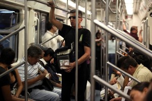 Vendedores ambulantes que a�n persisten en las instalaciones del Sistema Colectivo Metro.