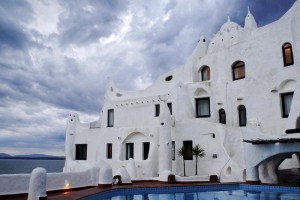 Una vista parcial de Casapueblo tomada en Punta Ballena, Uruguay, donde el artista Carlos Pez Vilar