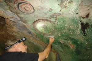 Segn datos histricos, la primera referencia sobre la existencia de pinturas rupestres en la cueva 