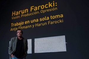 Harun Farocki durante la apertura de su muestra en el MUAC