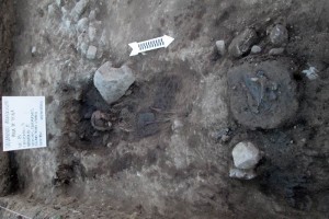 Se hall un espacio reutilizado con fines funerarios, en el que se encontraron las ocho osamentas de