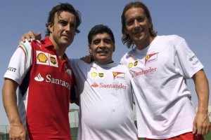 Alonso juega en Dubai con Maradona Fernando Alonso, Diego Maradona y Michel Salgado se echaron una 'cascarita'