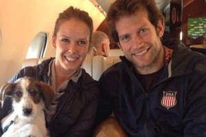 Jugador de hockey 'rescat' perros de Sochi David Backes se llev a los perros en primera clase desde Sochi a EU.