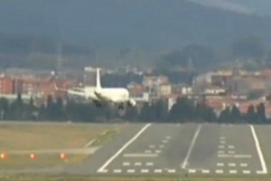 As� aterriz� el avi�n del equipo Caja Laboral Baskonia, donde juega Nocioni.