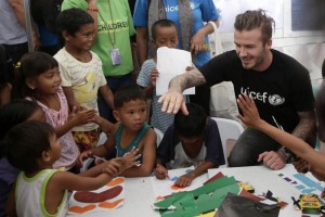 Beckham estuvo compartiendo un rato con los ni�os afectados en Filipinas