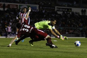 Chivas no pudo pasar del empate ante Estudiantes.