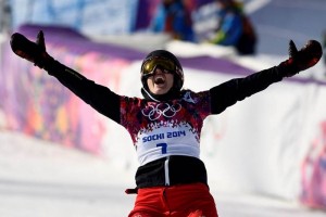 La suiza Patricia Kummer festeja tras obtener la medalla de oro en la prueba de eslalon gigante para
