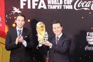 <b>Brasil 2014.</b> EPN pide la Copa FIFA de regreso en Los Pinos