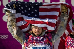 Sage Kotsenburg celebra tras obtener la primera medalla de oro en Sochi 2014