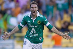 Mauro Boselli anot� un penal y fall� otro en la victoria de los esmeraldas