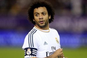 Ante los gritos de los aficionados, el brasile�o s�lo neg� con la cabeza, pero no hizo caso.