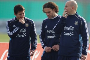 Gabriel Milito y Lionel Messi en entrenamiento de Argentina