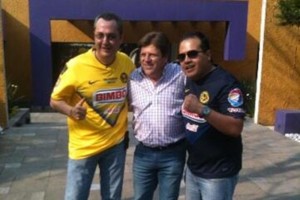 Miguel Herrera se dio tiempo de atender a los aficionados.