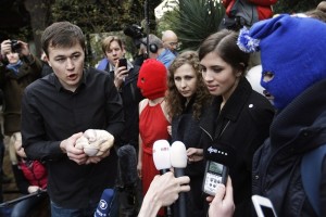 Persiguen a Pussy Riot continua en juegos de Sochi El grupo ha filmado en Sochi desde el domingo y ha tenido violentos enfrentamientos con las autorida