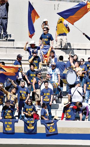 <b> Clausura 2014. </b> Castigan racismo con desalojo de estadios