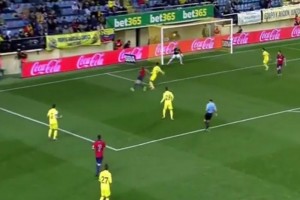 El jugador de Osasuna, Oriol Riera, mostr� grandes recursos para anotar.