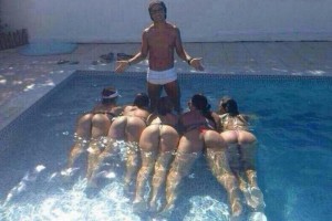 Ronaldinho explica foto con mujeres: 'Ests celoso?' Ronaldinho lament que la imagen haya trascendido pues era de uso privado.