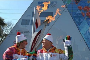 Sochi, entre la nieve y el arcoris, a pocas horas de los Juegos El violista clsico ruso, Yury Bashmet (i), y el presentador de televisin, Vladimir Pozner (d), par