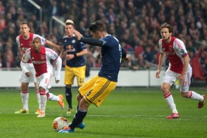 <b>Video.</b> Golazo de medio campo en la Liga Europa El delantero espaol del Red Bull Salzburg de Austria, Jonathan Soriano, deslumbr ante Ajax.