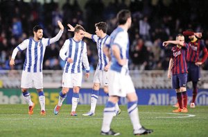 <b> Liga espaola. </b> La Real y Vela tumban del liderato al Bara