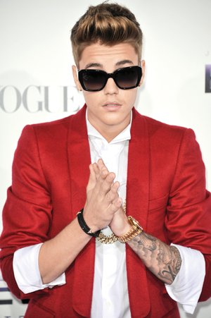 Bieber sale limpio tras cateo en EU