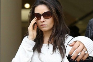 Segn inform la prensa estadounidense, Kunis fue vista con el anillo de compromiso, mientras compra