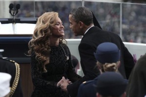 La cantante saluda al presidente durante la ceremonia de investidura de su segundo mandato, en el Ca