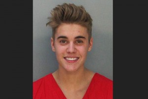 En el video aparece Bieber sometindose a una prueba de orina