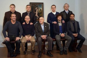 De izquierda a derecha, sentados, Jean Dujardin, Bob Balaban, personaje real Harry Ettlinger , Dimit