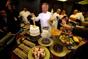 El chef Wolfgang Puck prepara un men que promete dejar satisfechos a todos los presentes