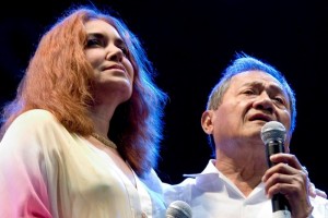 El compositor mexicano Armando Manzanero y la cantante peruana Tania Libertad actuando juntos
