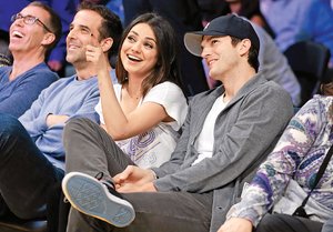 Ashton dio anillo de compromiso a Mila