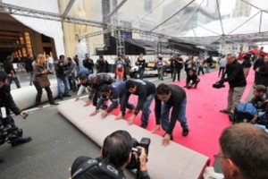 Trabajadores colocan la alfombra a las afueras del Teatro Dolby