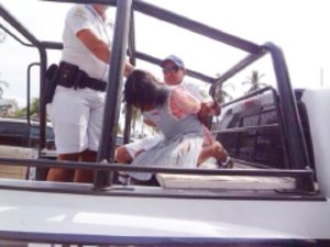 Arrestan a una nia por robar agua en Acapulco