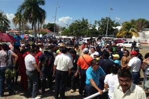 Alrededor de 300 maestros se manifiestan a las afueras del Congreso de Quintana Roo para protestar p