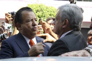 Saluda a Andrs Manuel Lpez Obrador previo a su registro como precandidato a la presidencia de la r