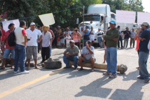 En la entrada al municipio de Atoyac de lvarez, habitantes de El Paraso bloquean la carretera Acap