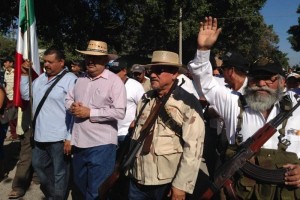 Desfilan autodefensas por calles de La Ruana