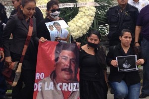 Periodistas posan con im�genes del periodista Gregorio Jim�nez de la Cruz durante su funeral