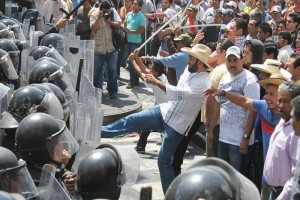 En su intento por llegar al Congreso local, maestros de la CNTE se enfrentaron ayer con policas ant