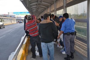 El detenido arrib a la garita migratoria del puente internacional por el rea destinada a peatones 