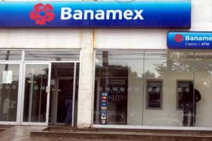 Los bancos que ofrecen sus servicios dentro de centros comerciales y supermercados, abrir�n al p�bli