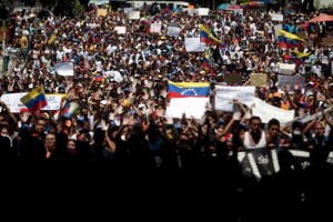 La ola de manifestaciones en Venezuela ha dejado hasta ahora tres muertos y cientos de detenidos, au