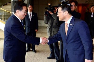 El jefe de la delegacin surcoreana, Kim Kyou-hyun (d), da la bienvenida a su homlogo norcoreano Wo