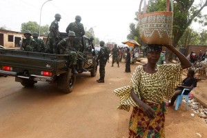 Unos soldados del contingente paz congoleo patrullan las calles de Bangui, Repblica Centroafricana